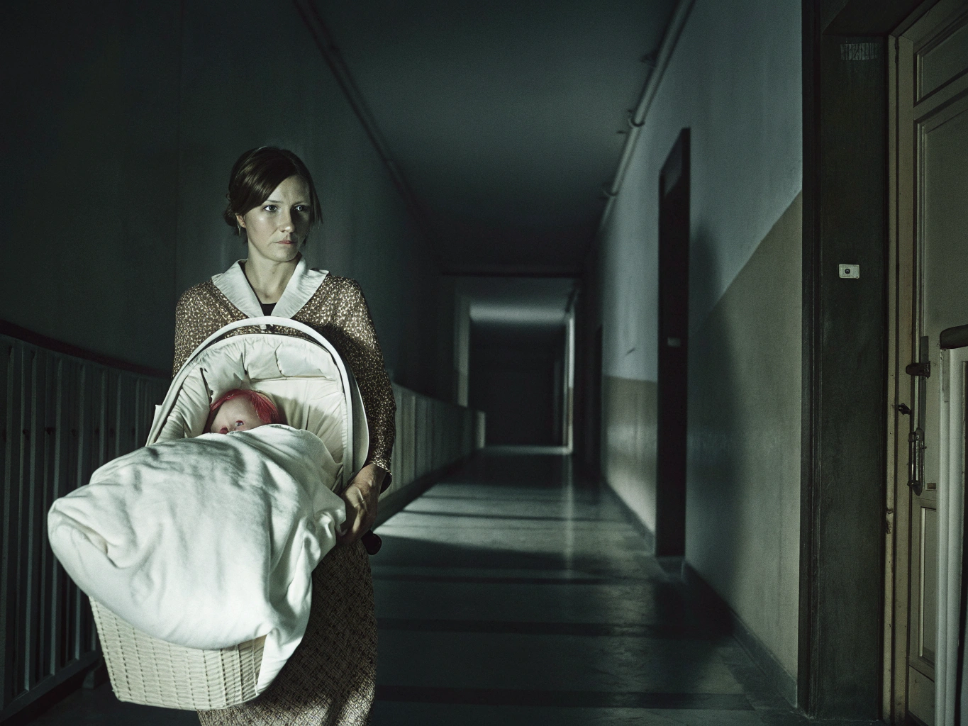 Auxiliaire de puériculture consultant des offres d'emploi