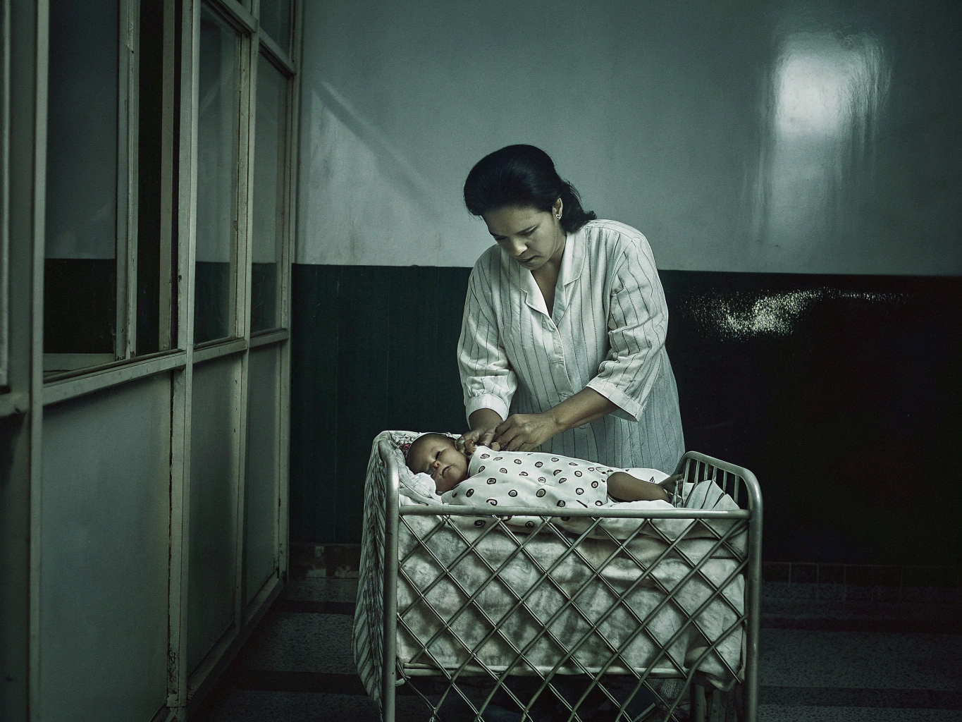 Candidate préparant un dossier de VAE auxiliaire de puériculture