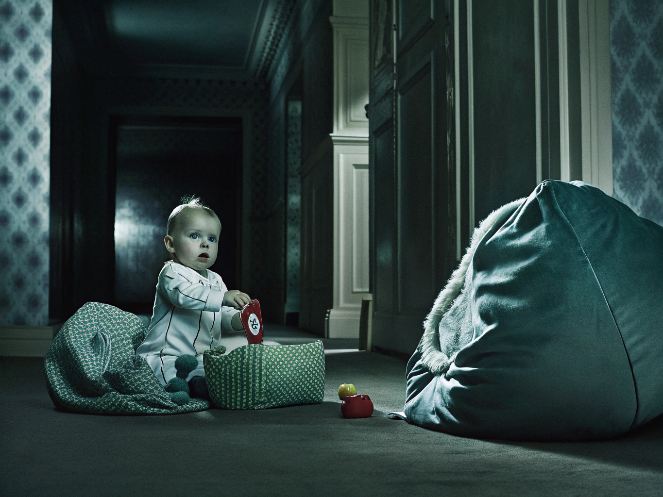 Auxiliaire de puériculture prenant soin d'un bébé dans un environnement chaleureux